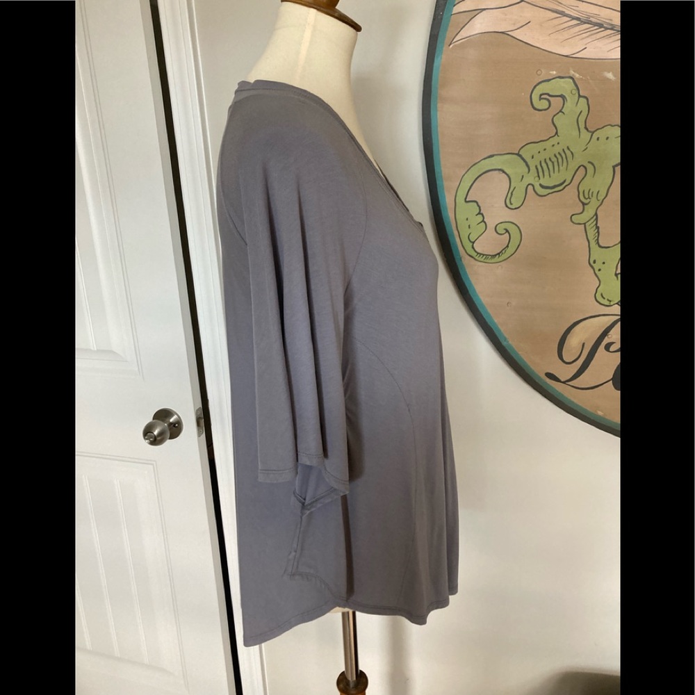 Gray Top With Circular Pattern - image 2